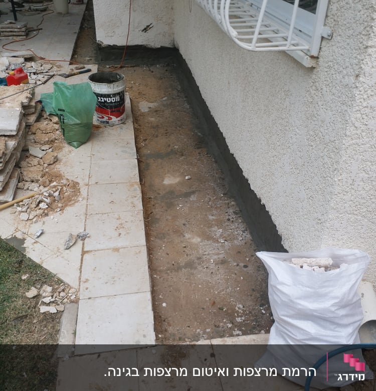 אזור איטום עם דלי חומר איטום ליד קיר